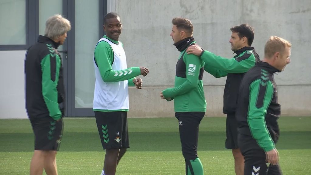 (Mediaset) Pellegrini no lo puede evitar: ve a Joaquín y a Carvalho en plena charla e interrumpe para sacarles una sonrisa