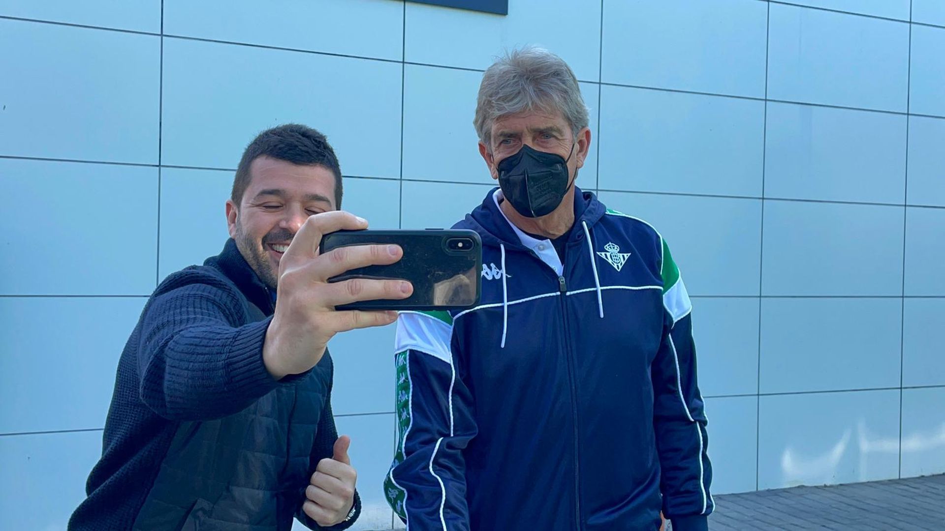 pellegrini_se_hace_una_foto_con_un_aficionado.jpeg pellegrini_se_hace_una_foto_con_un_aficionado.jpeg