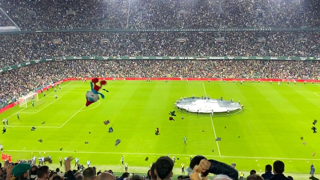 Lluvia de peluches en el Benito Villamarín en el descanso del Real Betis-Athletic