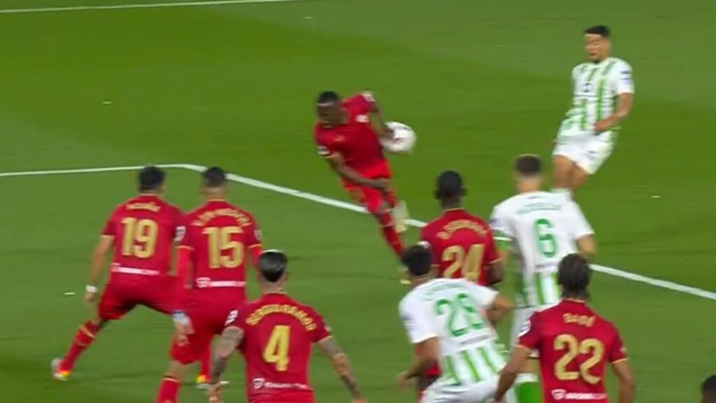 Polémica con el gol de Lukebakio en el Betis - Sevilla