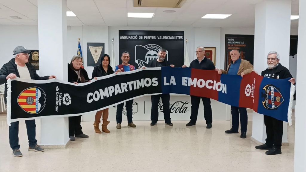 La bufanda del derbi que une a las peñas del Valencia CF y Levante UD