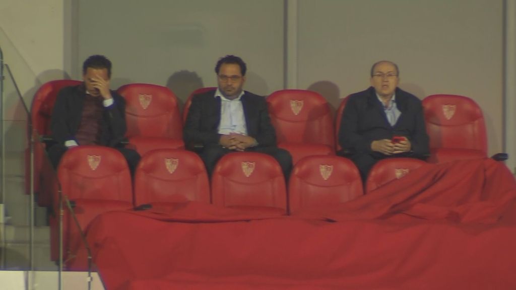 Pepe Castro, Del Nido Jr y Víctor Orta, muy pendientes del entrenamiento del Sevilla