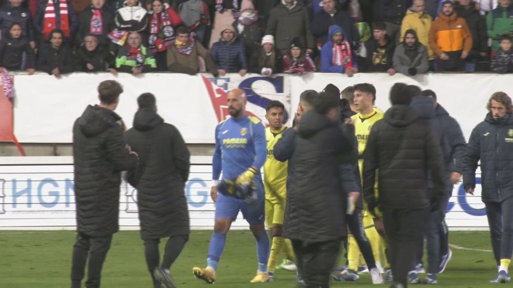 La tensión tras el partido entre jugadores del Villarreal y Zamora.