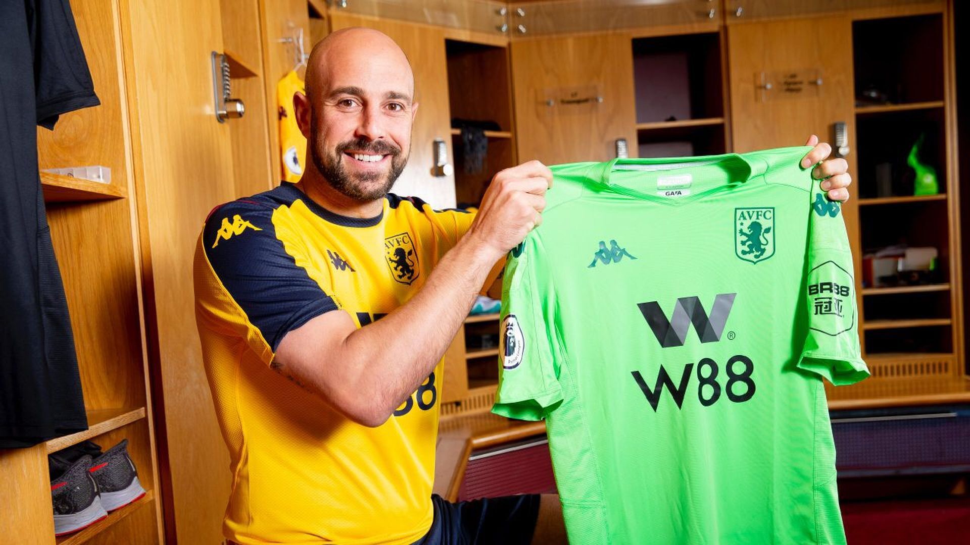 pepe_reina_posa_con_la_camiseta_del_aston_villa__001.JPG