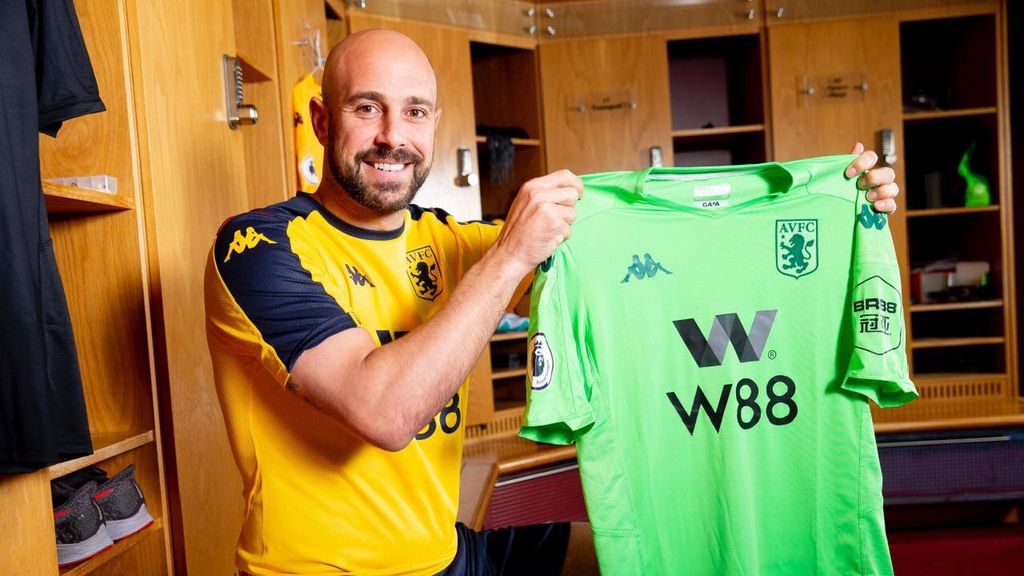 Pepe Reina deleita a sus compañeros de trabajo con La Bamba