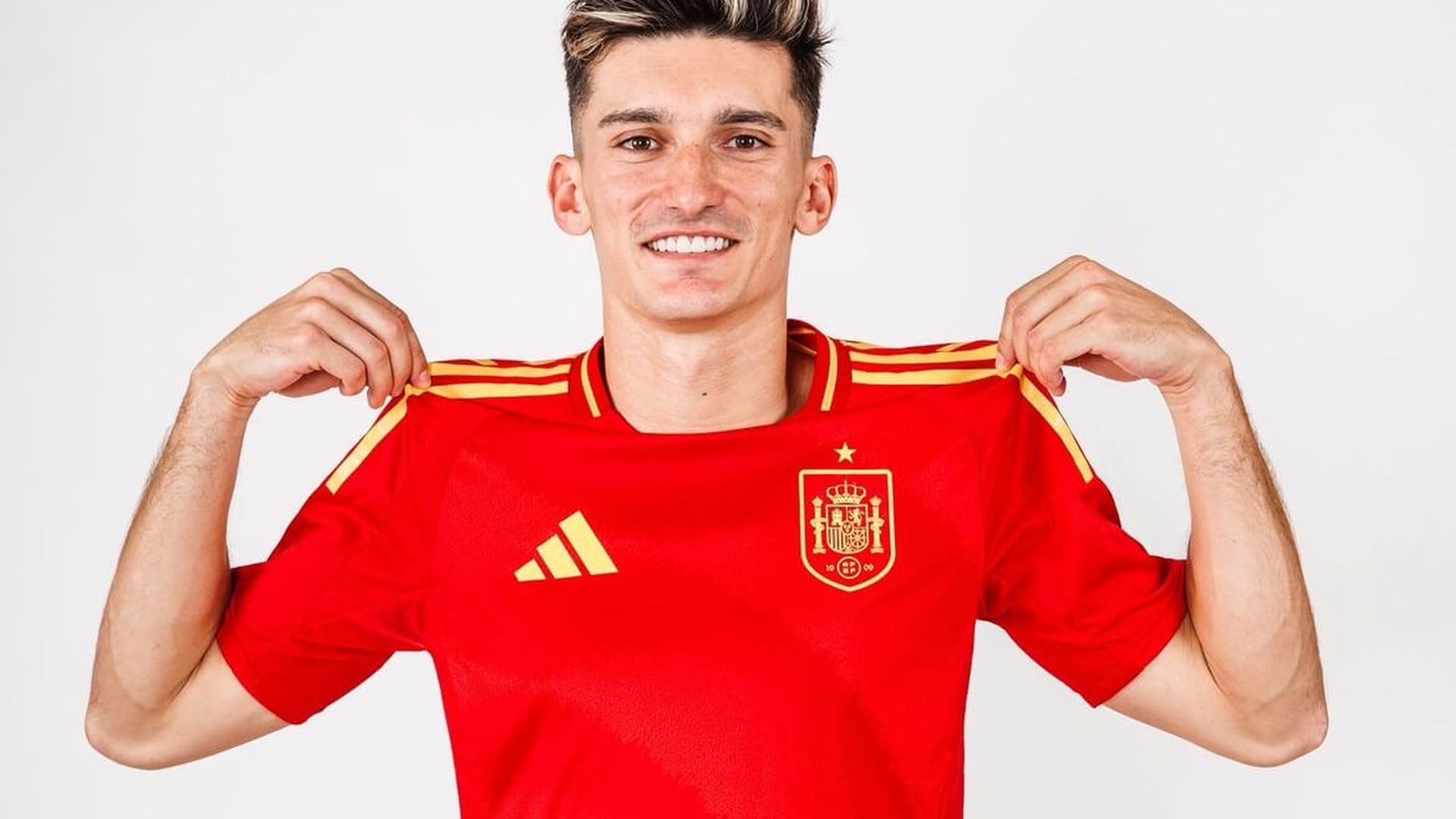 pepelu_con_la_camiseta_de_espana_foto_sefutbol_001.jpg