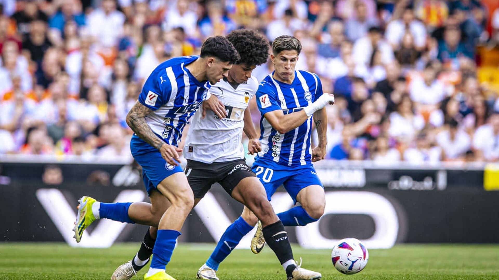 peter_federico_ante_el_deportivo_alaves_foto_valencia_cf.jpg