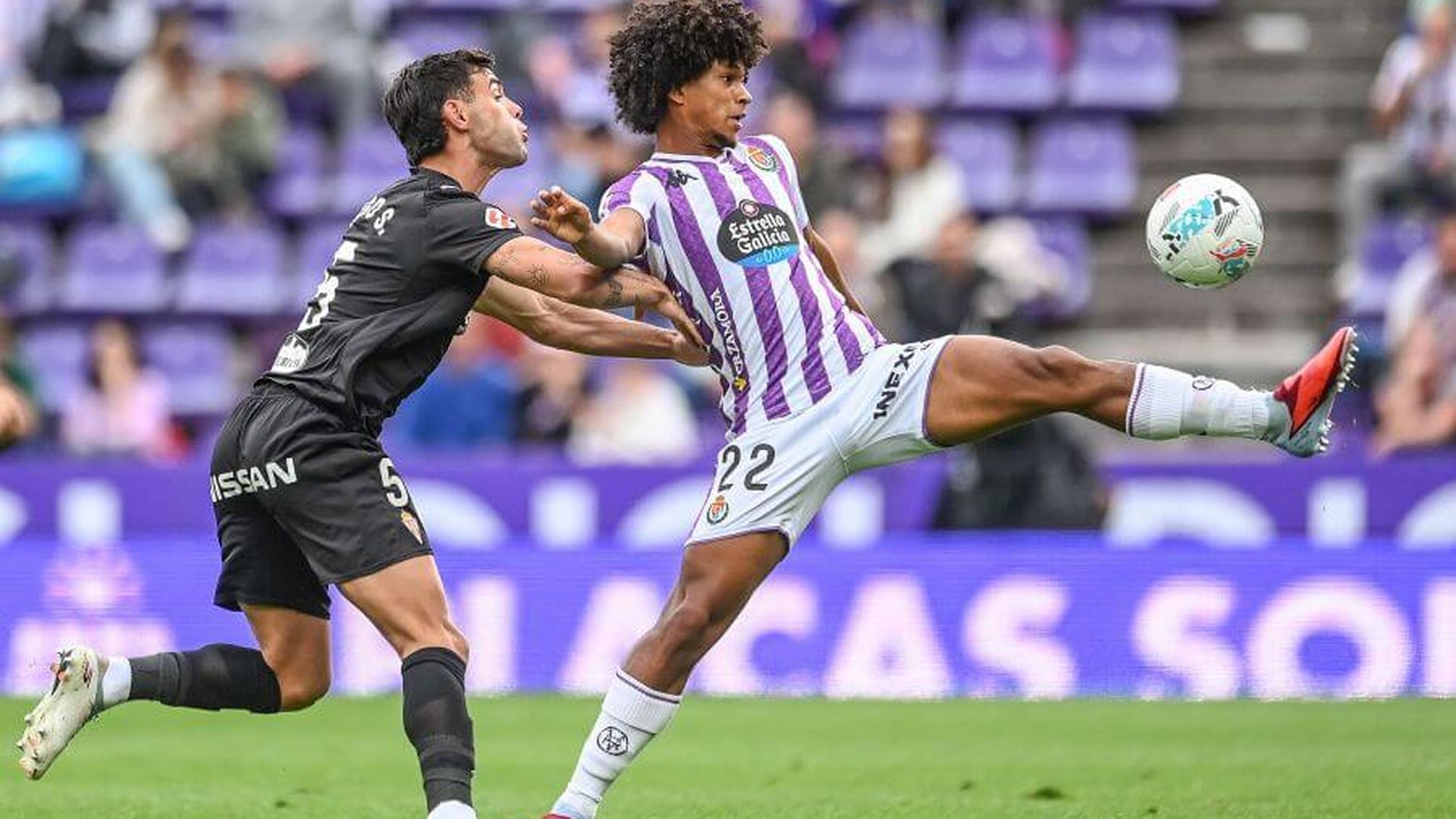 peter_federico_intenta_controlar_la_pelota_ante_el_sporting_.jpeg peter_federico_intenta_controlar_la_pelota_ante_el_sporting_.jpeg