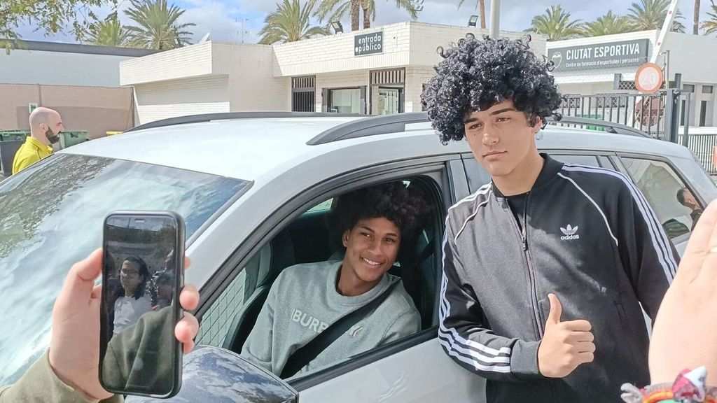 Peter Federico se para y fotografía con tres aficionados que le esperaban en Paterna y le mostraban su apoyo