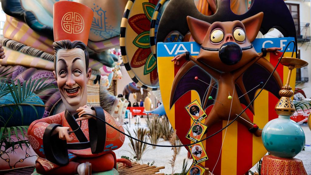 Peter Lim y Rubiales en la exposición del Ninot 2024