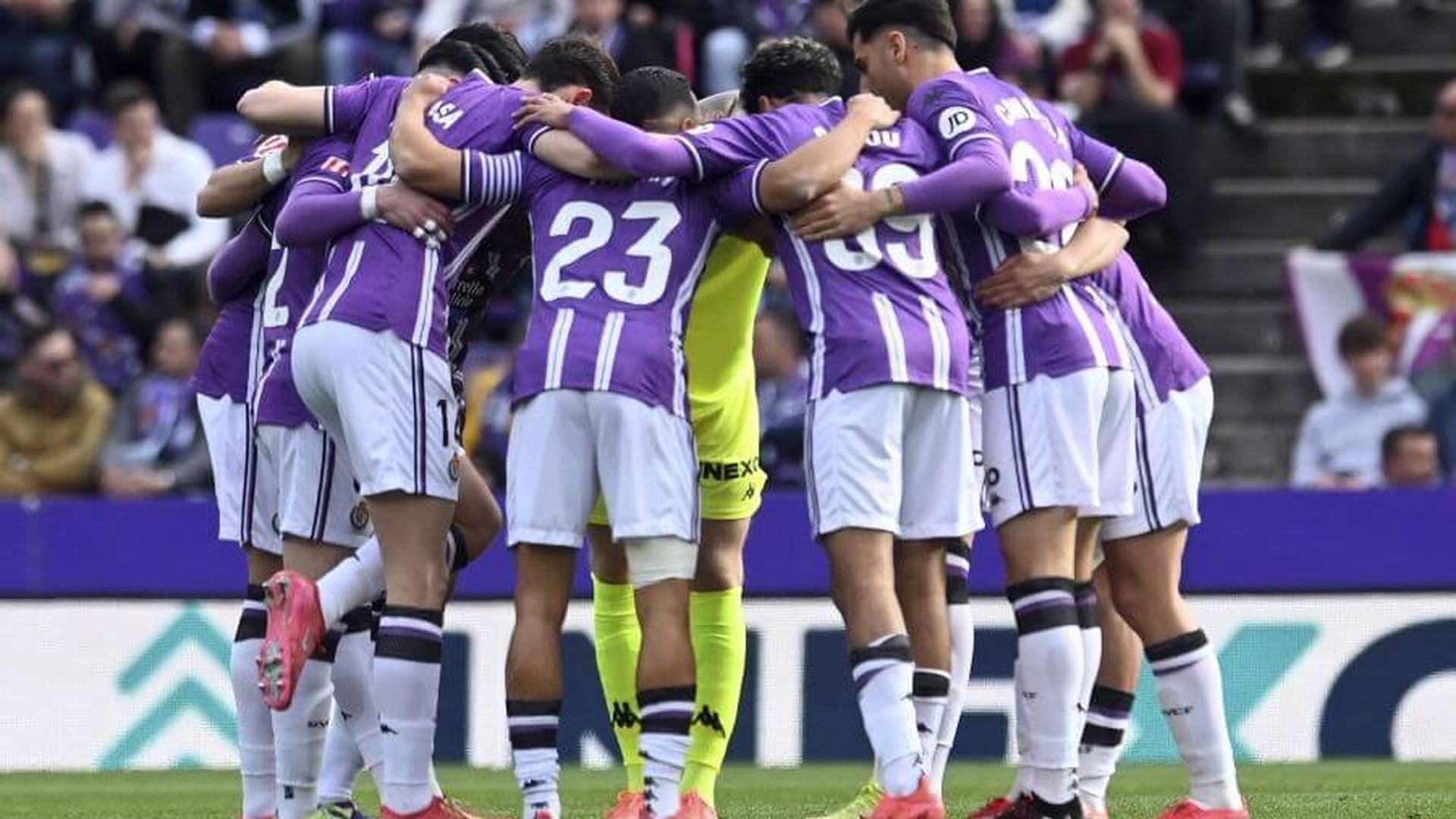 pina_de_los_jugadores_del_real_valladolid_ante_el_sevilla_001.jpeg