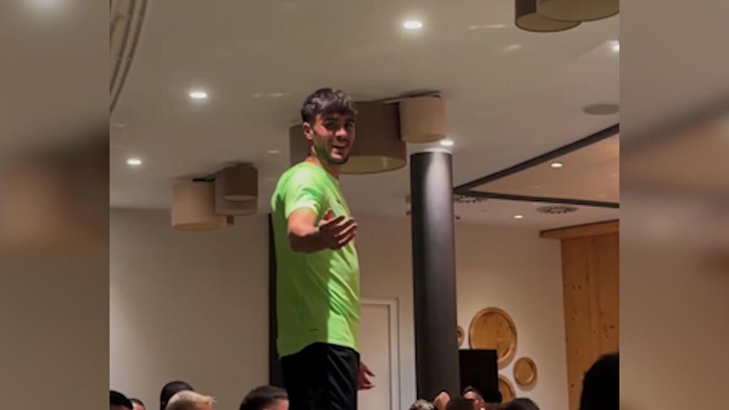 La novatada a Lucas Alcázar en la concentración del Real Betis que alucinó a Marc Bartra: “Ojo, Pablo Alborán”