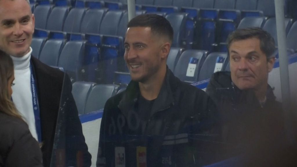 (Mediaset) Hazard sonríe en Stamford Bridge: se quedó al finalizar el partido a hablar con varios del club sobre el césped