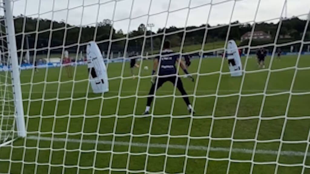 El golazo de Charlie Patiño en el entrenamiento del Dépor
