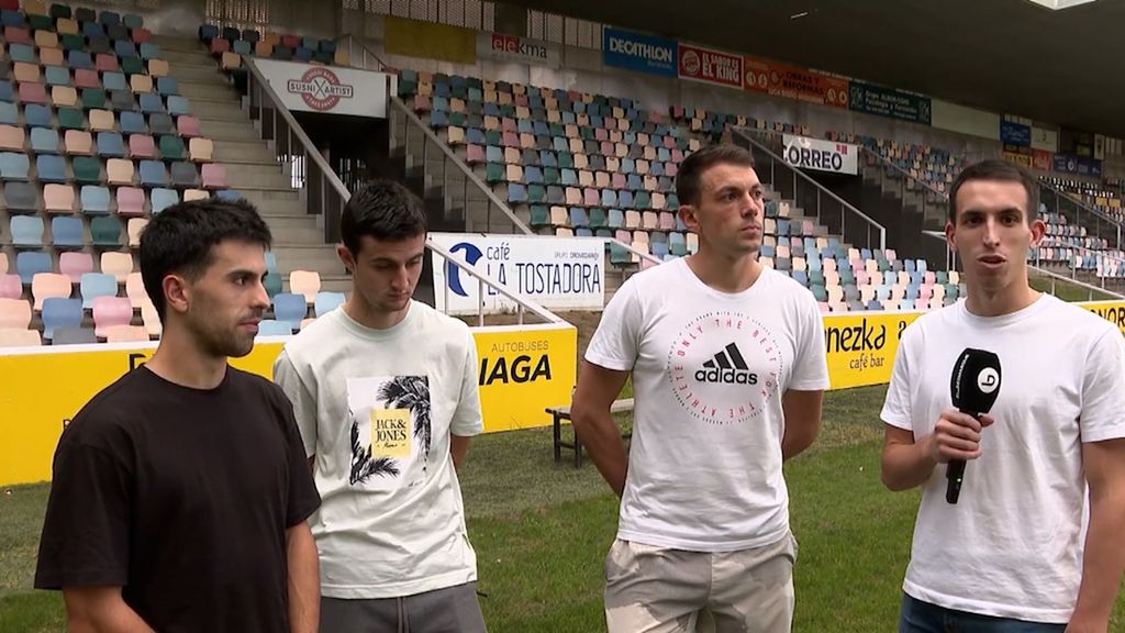 (Mediaset) Eldesmarque, con los jugadores del Barakaldo