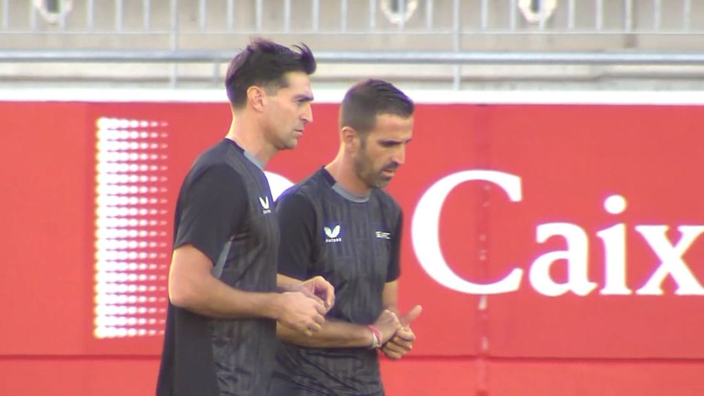 (mEDIASET) La larga conversación de Diego Alonso con Juan Díaz