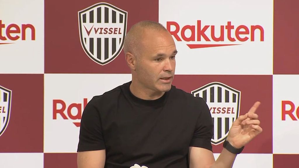 (Mediaset) El momento ‘padre’ de Iniesta con sus hijos en su despedida: les regaña, le amenaza con echarles y éstos se parten de risa