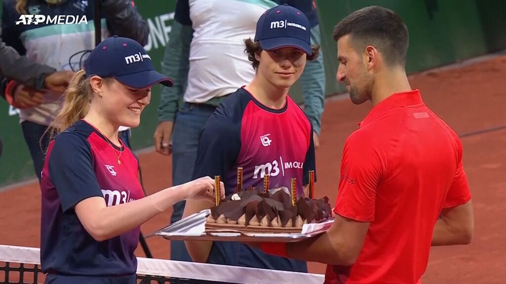 Dan a Djokovic una tarta de cumpleaños en plena pista... ¡y la reparte con los recogepelotas y la seguridad!