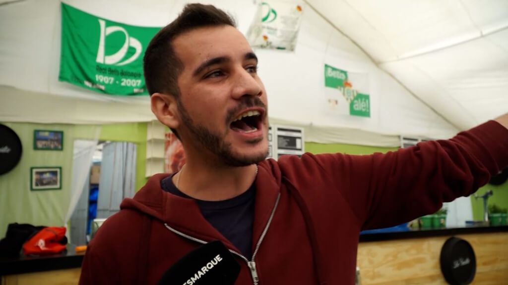 La guasa entre las casetas de Betis y Sevilla en la Feria: “Rebujito, cerveza… esas son las copas de los béticos”