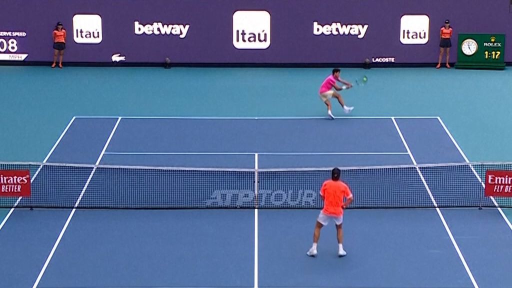 (Mediaset) Alcaraz hace el punto del año: revés de espaldas, corriendo hacia atrás y con el rival en la red