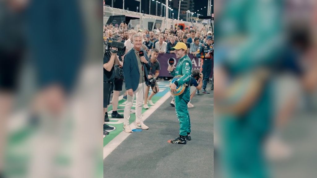 (Mediaset) De lanzar el champán desde el podio a boicotear su entrevista: la celebración de locos de Alonso por su podio