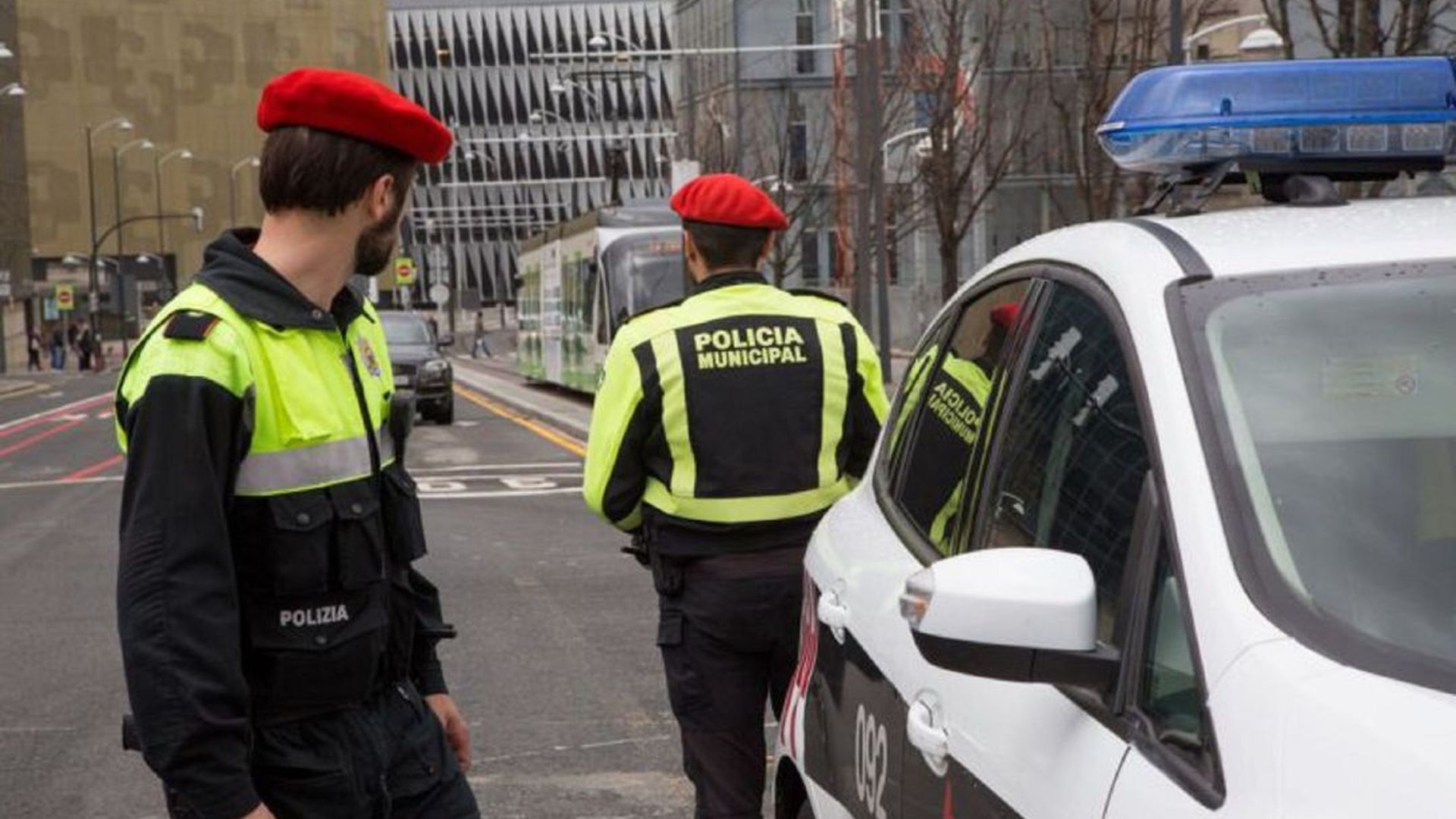 policia_de_bilbao_en_las_inmediaciones_de_san_mames_foto_bilbaoeus_001.jpg policia_de_bilbao_en_las_inmediaciones_de_san_mames_foto_bilbaoeus_001.jpg