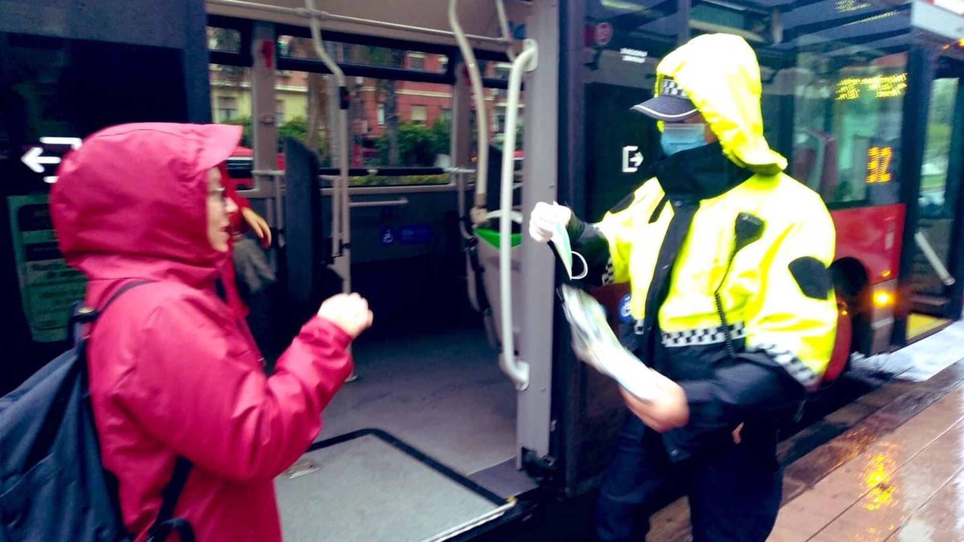 policia_volvera_a_repartir_mascarillas_en_los_buses.jpg policia_volvera_a_repartir_mascarillas_en_los_buses.jpg