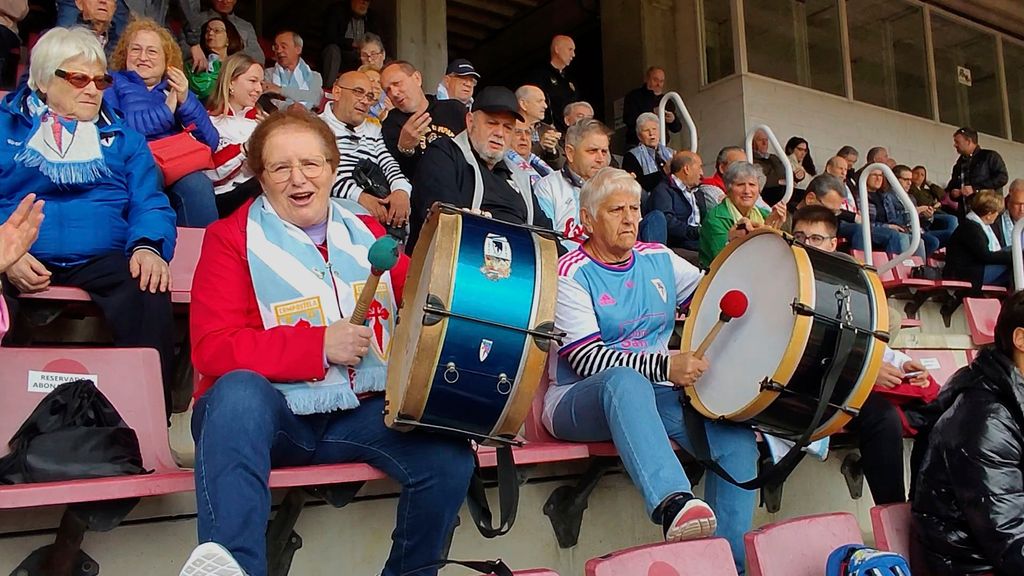 La grada de animación de mayores del Compostela