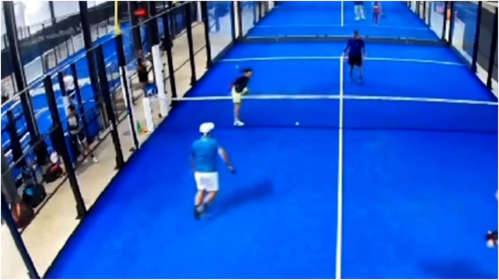 Papu Gómez se pasa al pádel y hace un punto puro estilo Paquito Navarro: al límite y contra la red del rival