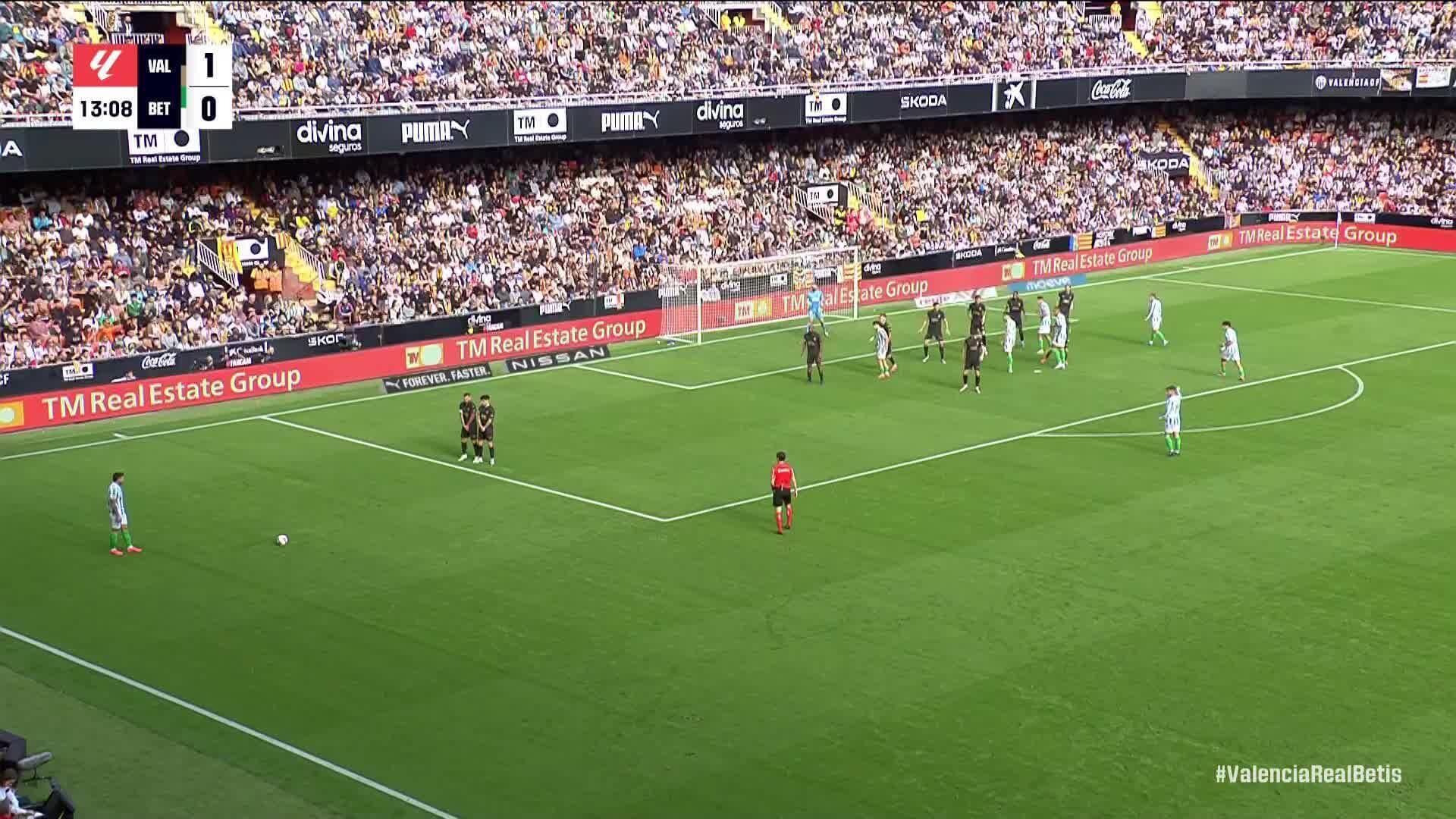 Valencia - Betis | Gol en propia puerta de Hugo Duro (1-1)