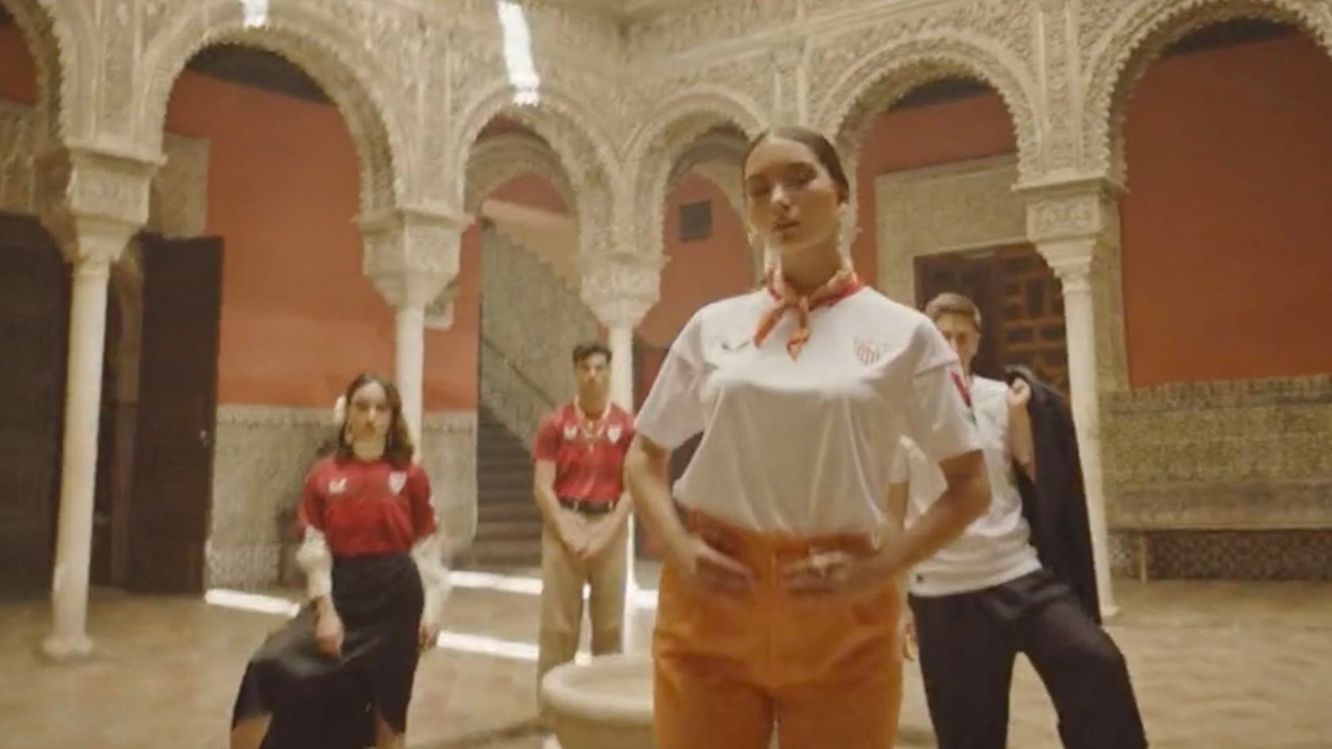 presentacion_de_las_nuevas_camisetas_del_sevilla_001.png