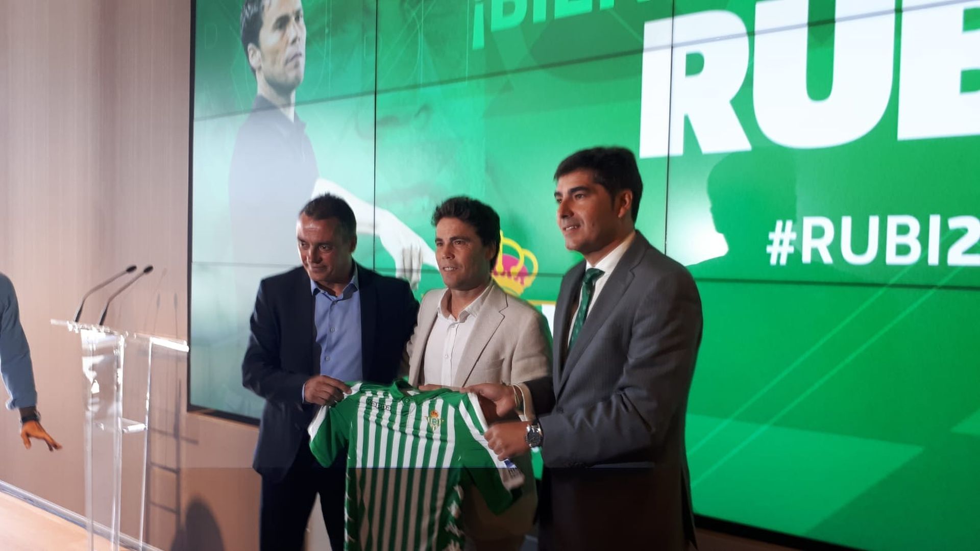 presentacion_de_rubi_en_el_betis_002.jpeg