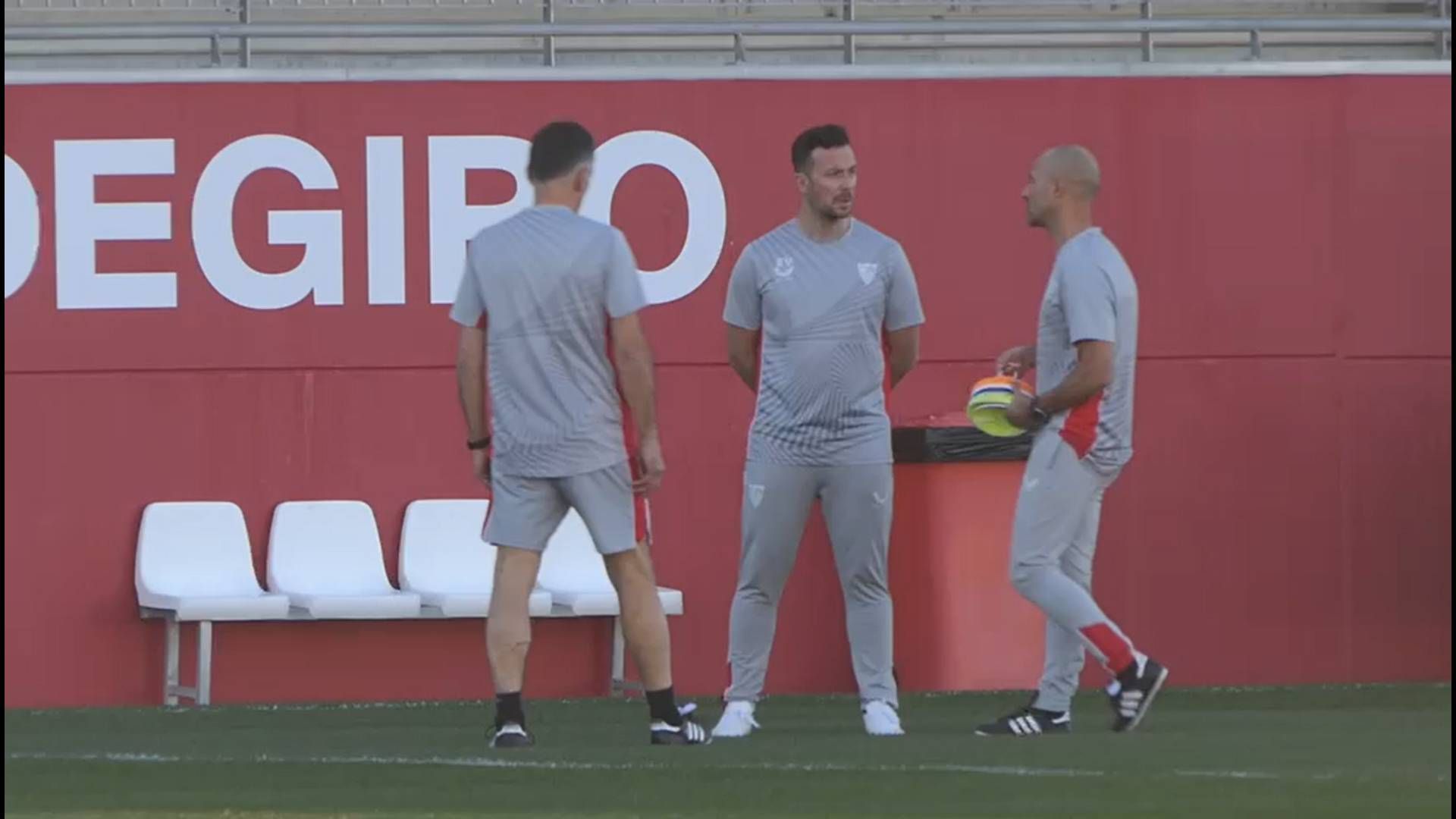 primer_entrenamiento_de_mendilibar_con_la_plantilla_del_sevilla_001.jpg