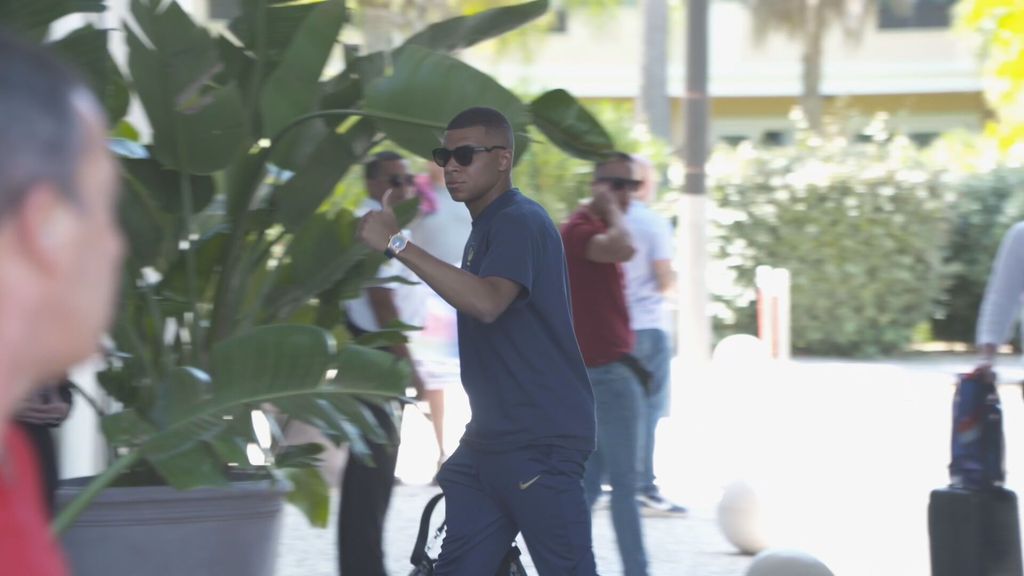 (MEDIASET) Mbappé llega a Portugal con Francia