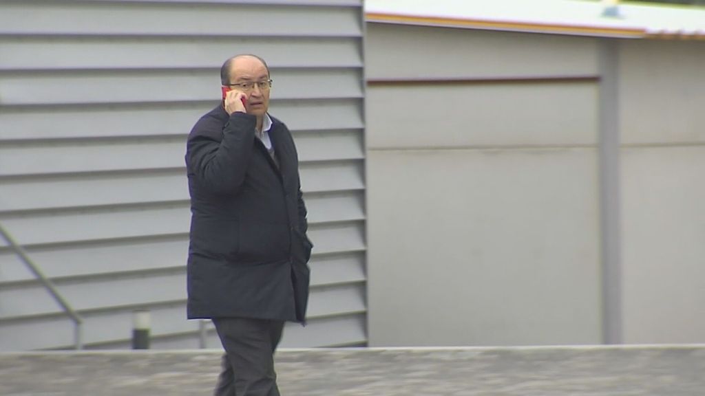Primera imagen de Pepe Castro tras la junta de accionistas: pegado al móvil en todo momento