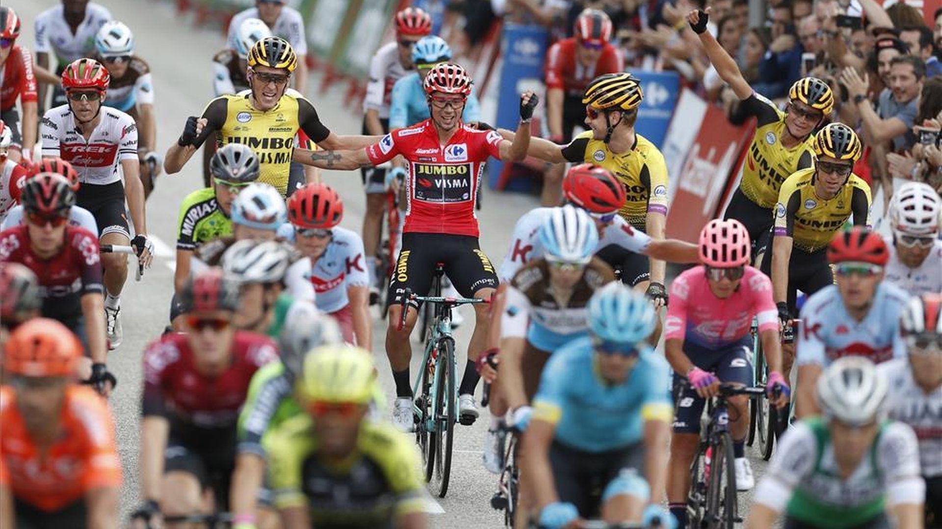 _primoz_roglic_celebra_el_triunfo_en_la_vuelta_a_espana_del_ano_2019_foto_efe_001.jpg _primoz_roglic_celebra_el_triunfo_en_la_vuelta_a_espana_del_ano_2019_foto_efe_001.jpg