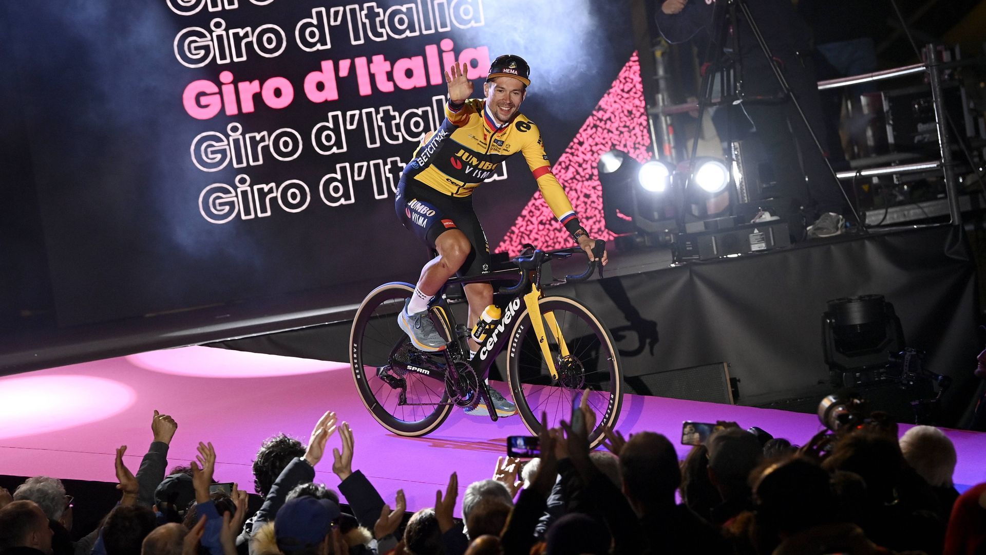 primoz_roglic_en_la_presentacion_del_giro_de_italia_foto_cordon_press_001.jpg
