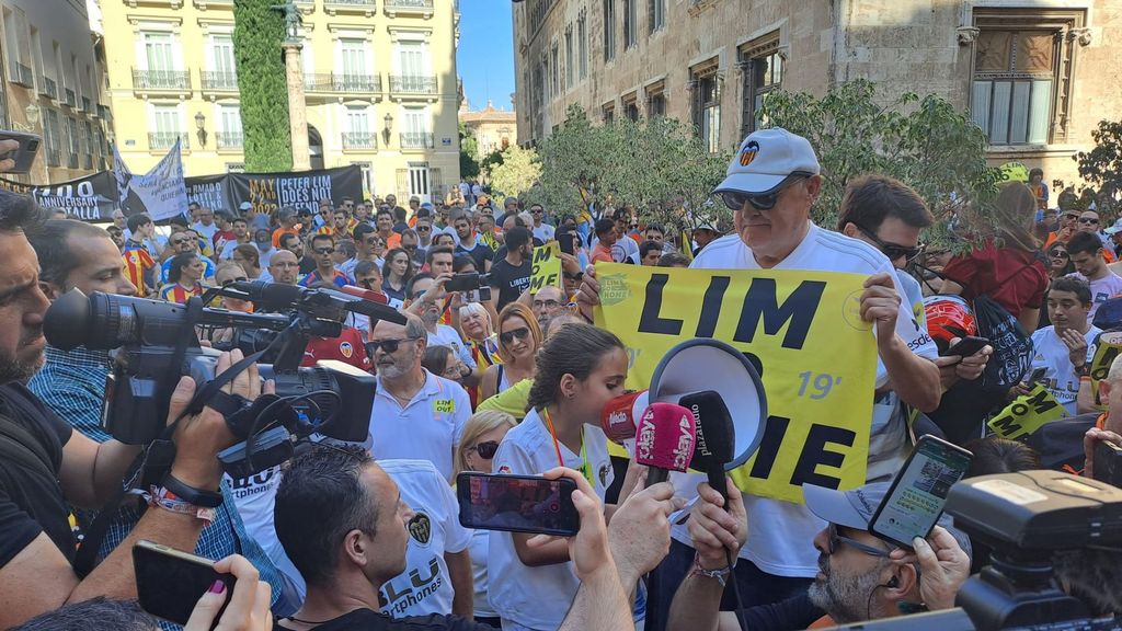 Lectura del manifiesto contra Peter Lim