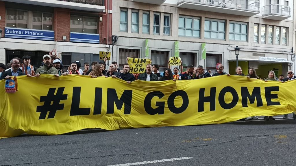 protestas contra peter Lim antes del Valencia-Sevilla