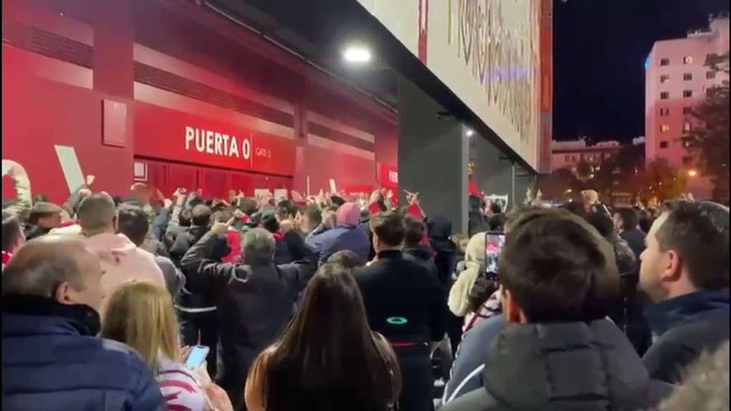 Protestas alrededor del Sánchez-Pizjuán tras la derrota ante el Getafe