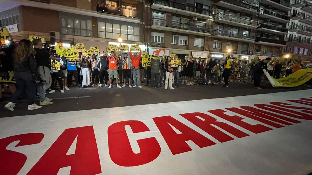 Valencia-Las Palmas: Manifestación contra Peter Lim en los aledaños de Mestalla