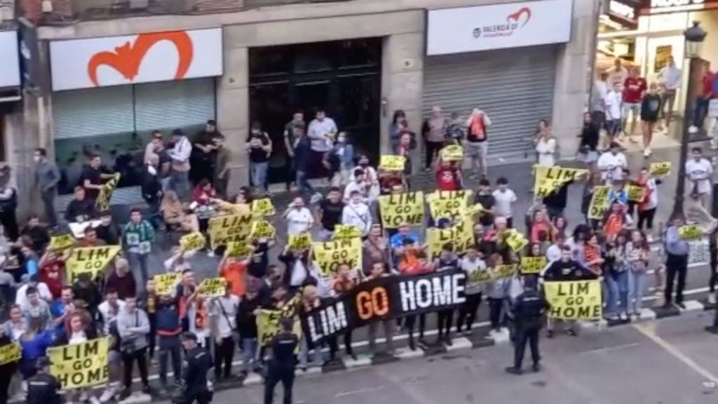 Protestas contra Peter Lim al finalizar el partido