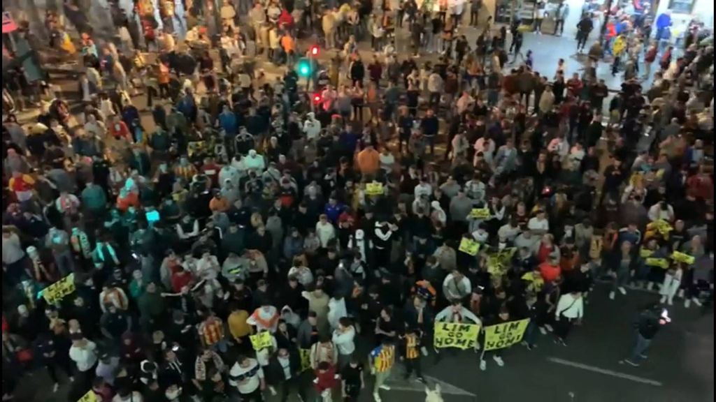 Protesta contra Lim tras el Valencia-Sevilla