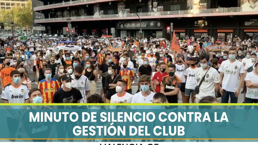 El minuto de silencio de la afición por el Valencia
