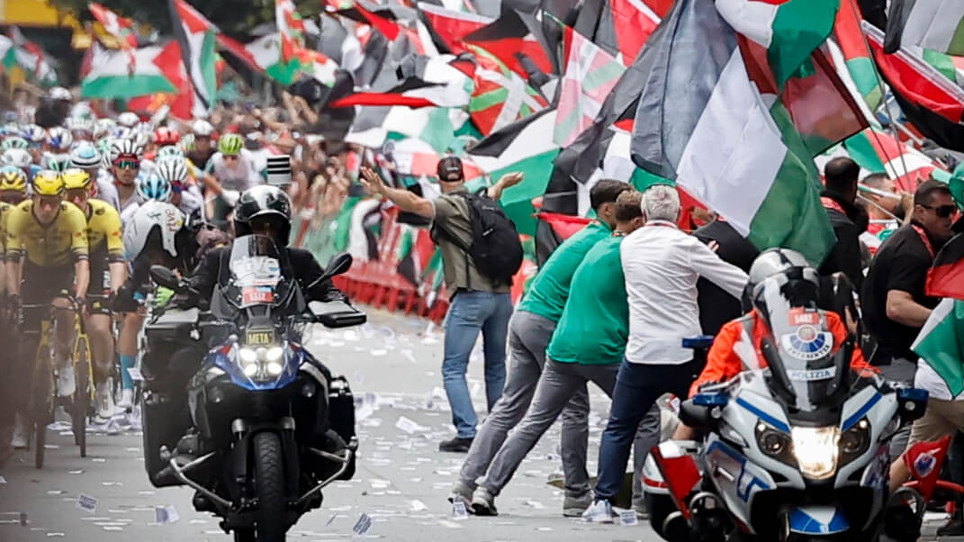 protestas_en_la_vuelta_foto_efe_002.jpg protestas_en_la_vuelta_foto_efe_002.jpg