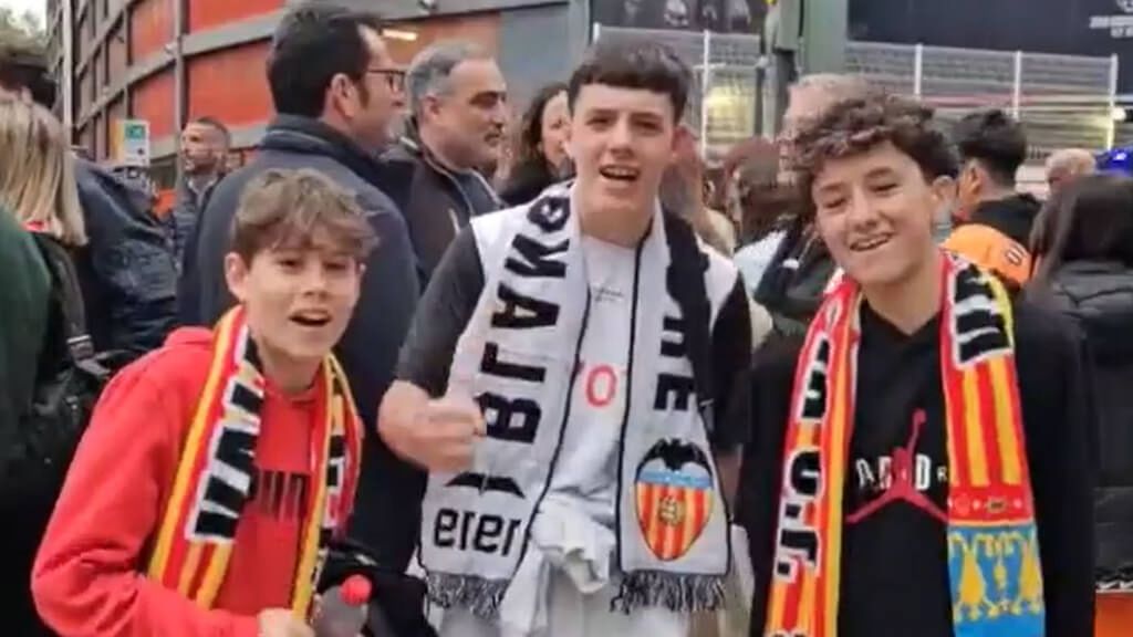 Tres jóvenes aficionados madrileños en el Valencia