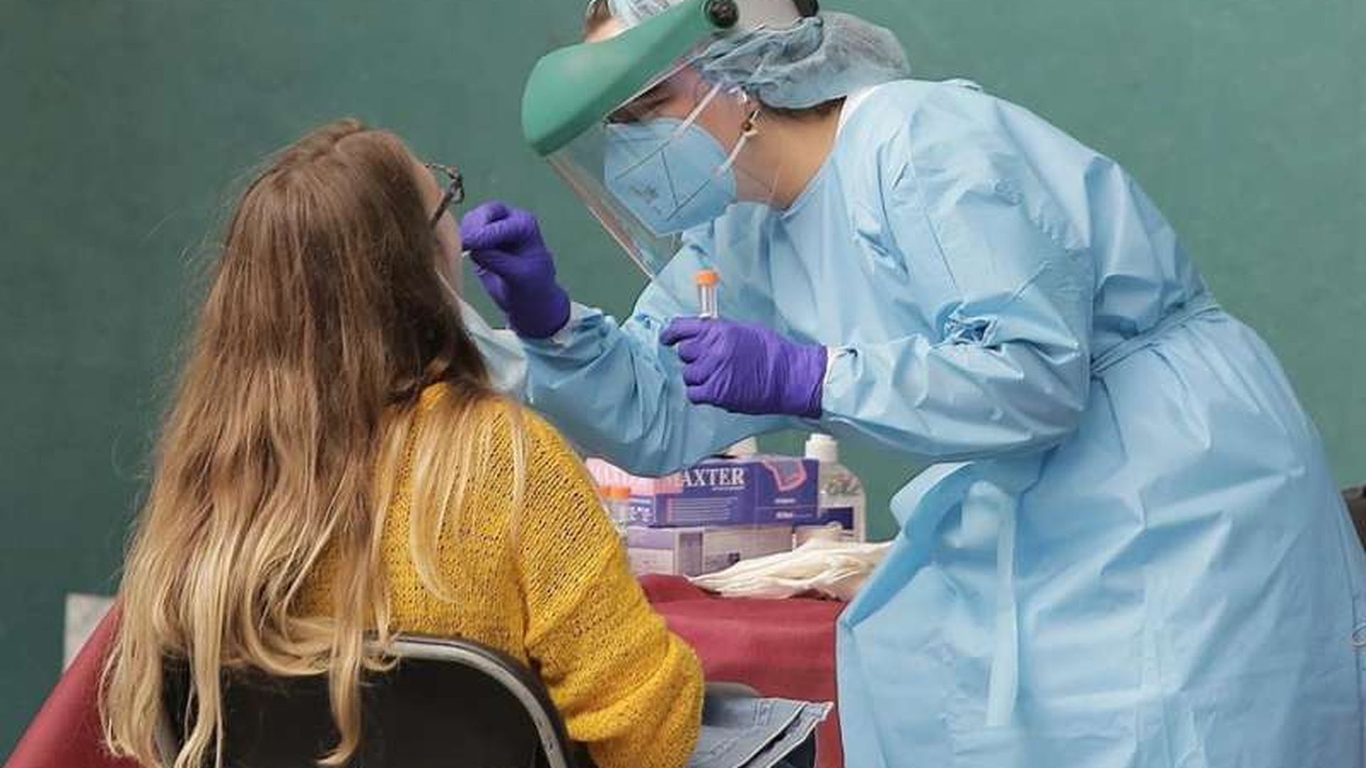 prueba_pcr_con_mascarilla_para_detectar_el_coronavirus_foto_efe.jpg