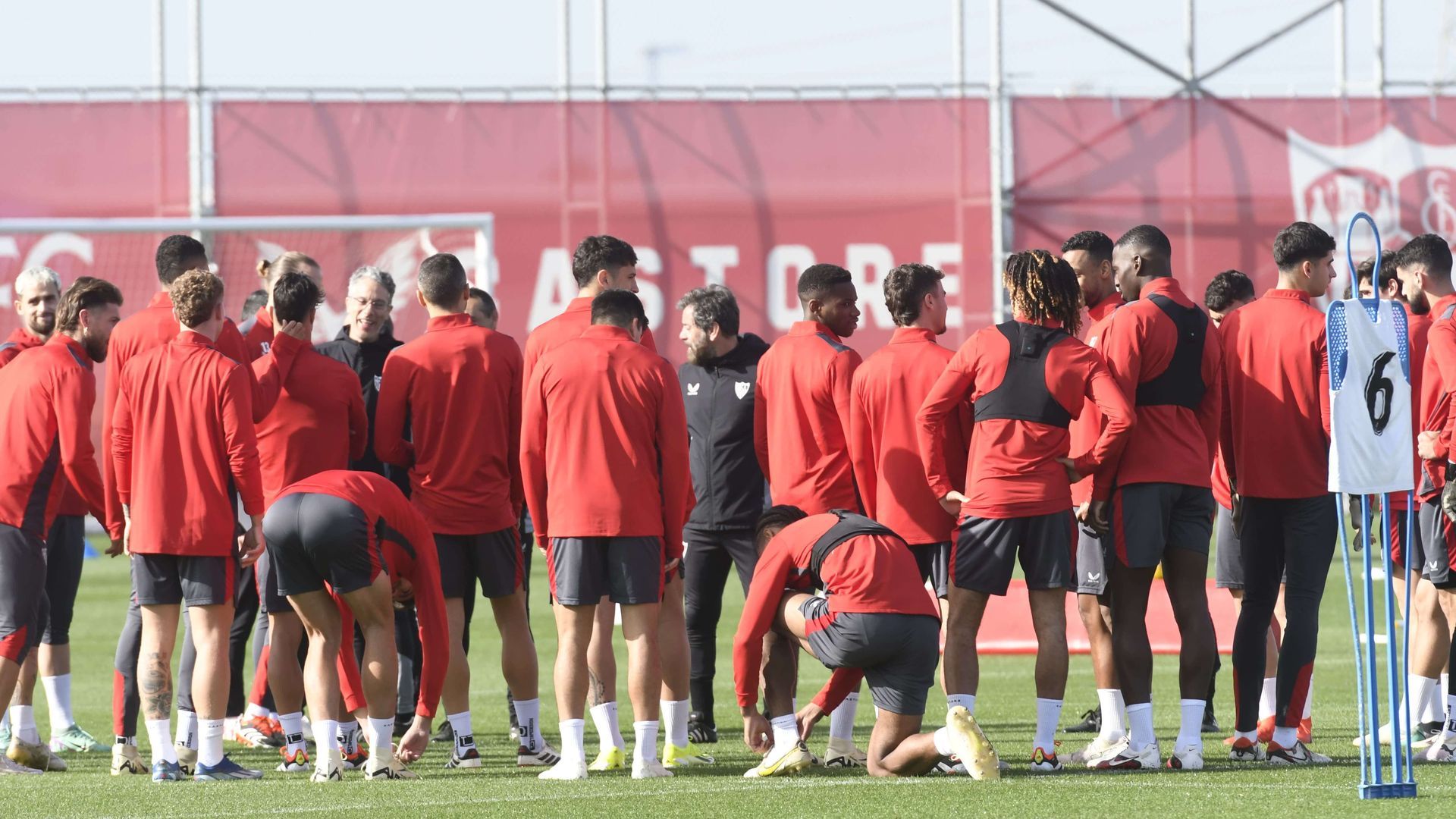 quique_dando_ordenes_en_el_entrenamiento_del_sevilla_fc_foto_kiko_hurtado.jpeg quique_dando_ordenes_en_el_entrenamiento_del_sevilla_fc_foto_kiko_hurtado.jpeg