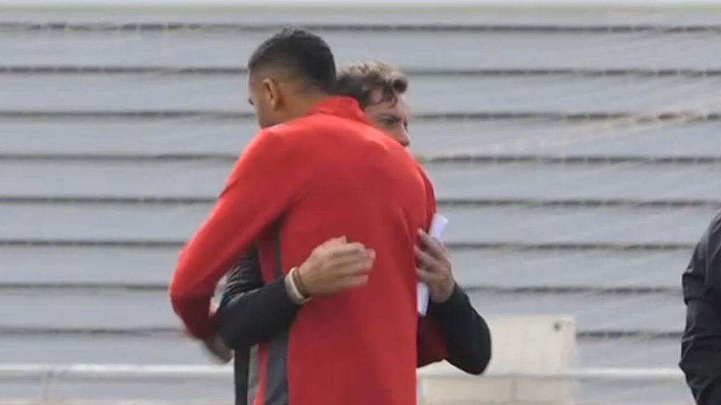 El abrazo entre Quique Sánchez Flores y En-Nesyri en el entrenamiento del martes