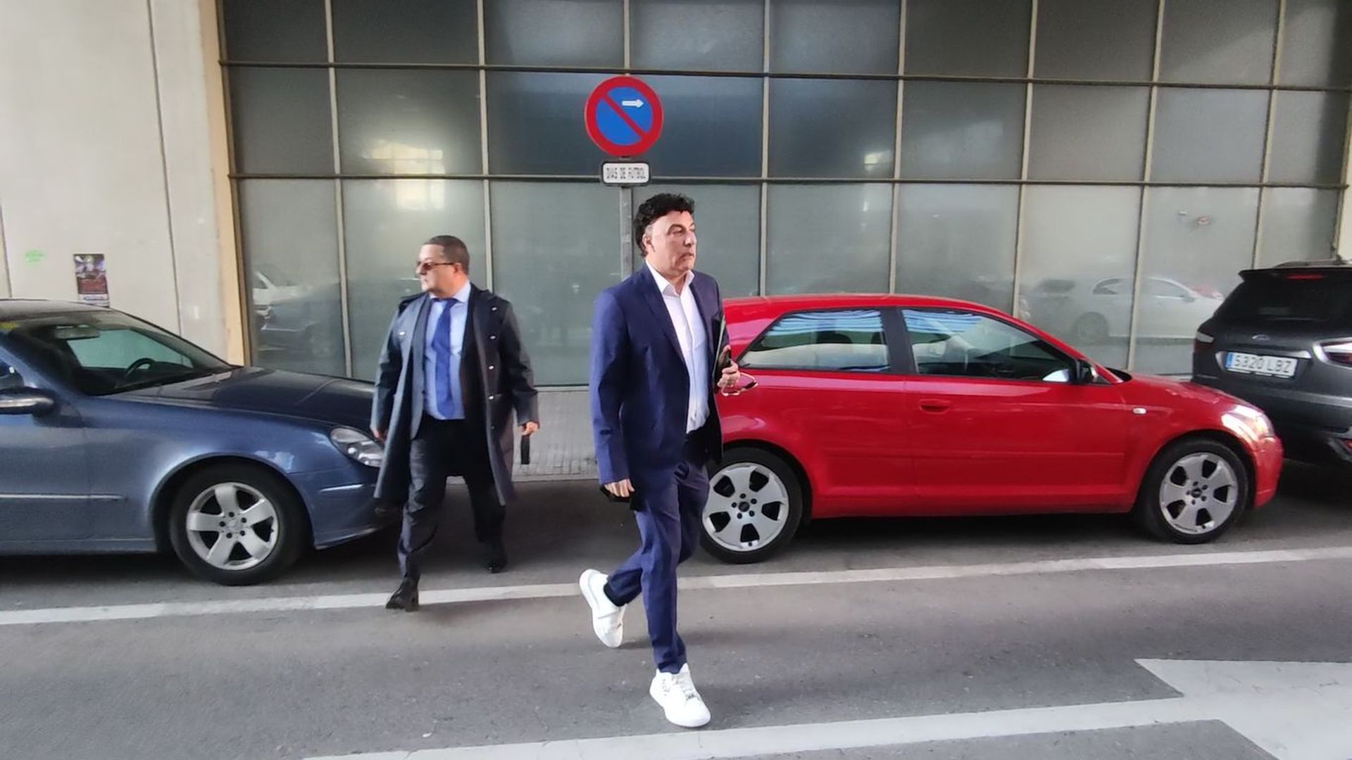 quique_pina_llega_a_la_junta_de_accionistas_001.png quique_pina_llega_a_la_junta_de_accionistas_001.png